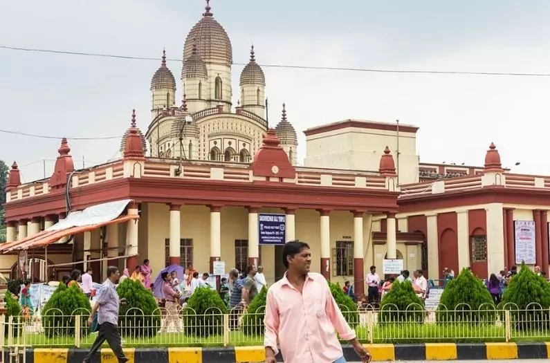 People spending there times in Dakshineswar Kali temple