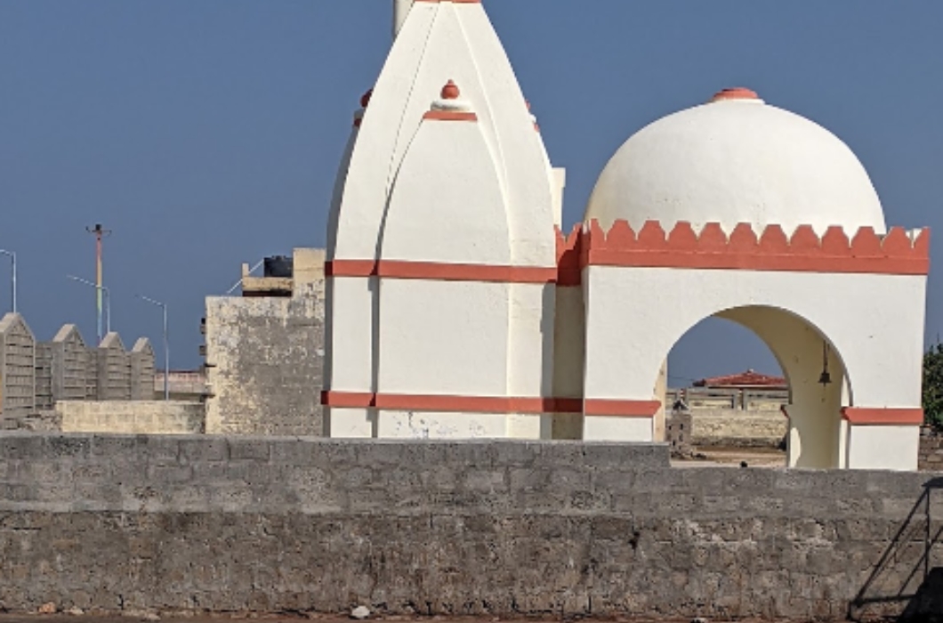 Bhadkeshwar Mahadev temple is a small and beautiful temple located in the city of Dwarka in the state of Gujarat, India.