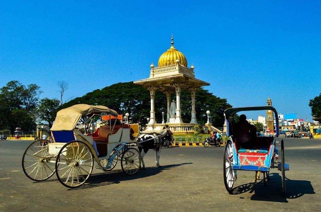 Horse cart waiting for tourist in Mysore.