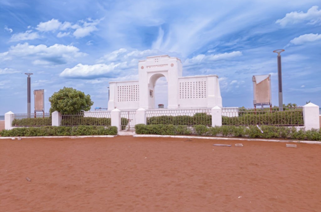 Selective focus of Edward Elliot's Beach, simply called as Elliot's Beach and popularly known as Besant Nagar Beach or the Bessie.