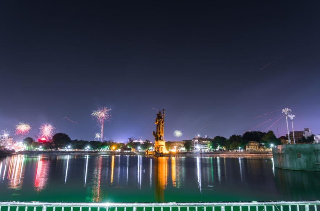 Situated in the center of the city Vadodara or Baroda under the state of Gujarat in western India, Sursagar Lake is the heart of the city.
