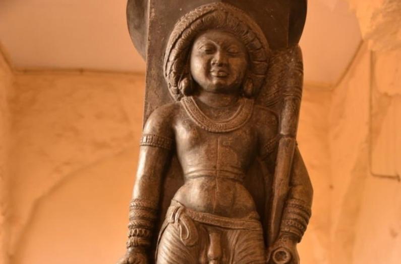 Statue in Chandragiri fort.