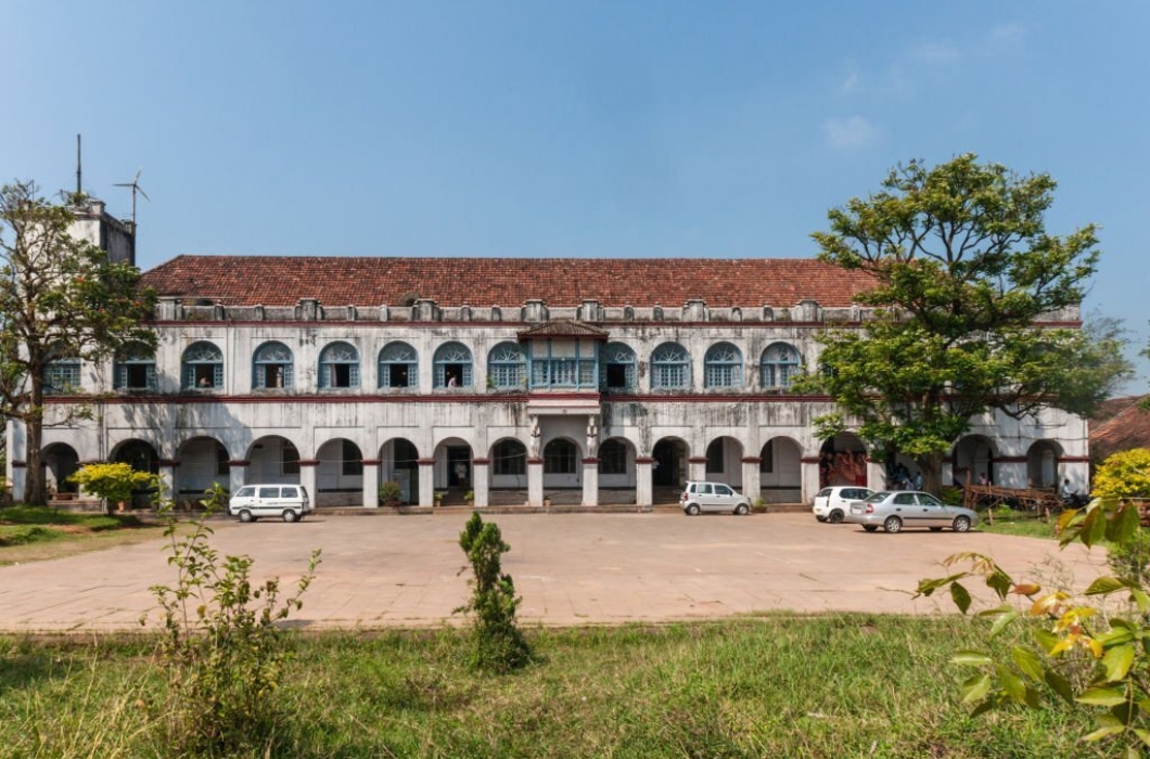 The full neglected royal palace inside the Fort was painted white and shows statues of two horses.