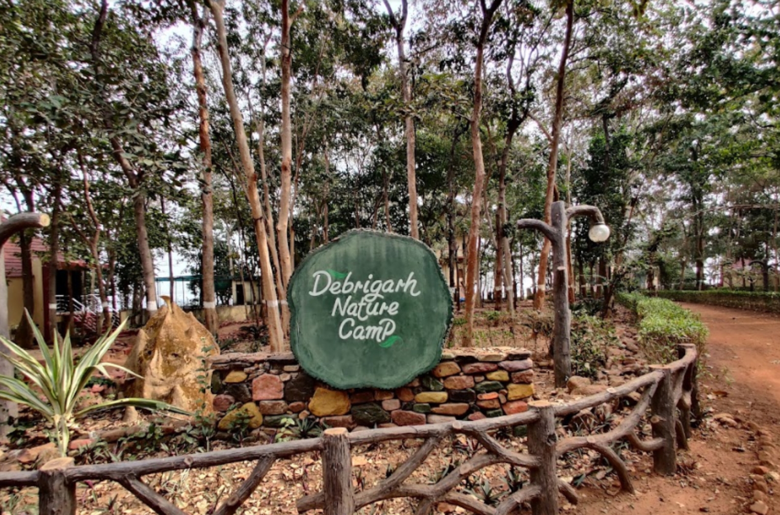 The magnificent Debrigarh Wildlife sanctuary is an excellent habitat and is flanked by the Hirakud Reservoir attracts thousands of birds to the landscape.