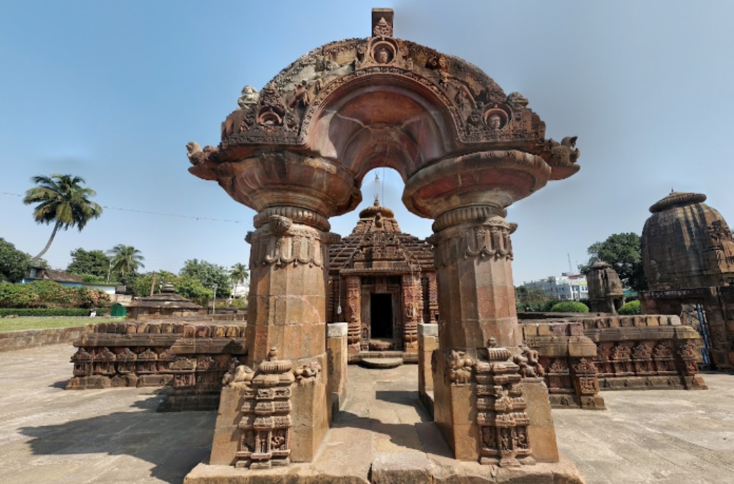 This temple belongs to the Somavamshi Dynasty and is believed to be sculpted by Yayati I, built in the 10th century.