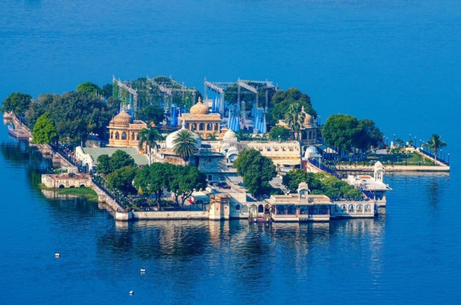 Beautiful View of Lake Pichola with Jag Mandir.