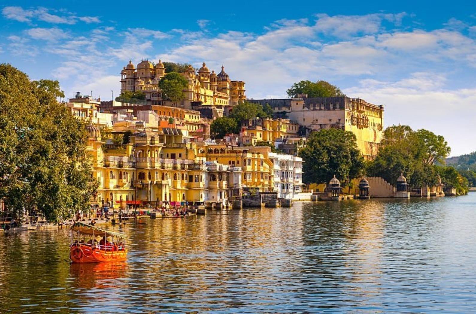 Beautiful view of City Palace & Lake Pichola.