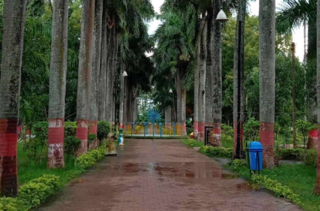 Here Shahid Park Nehru Bal Udyan is one of the most visited parks in the town. People of different ages come to visit this place.
