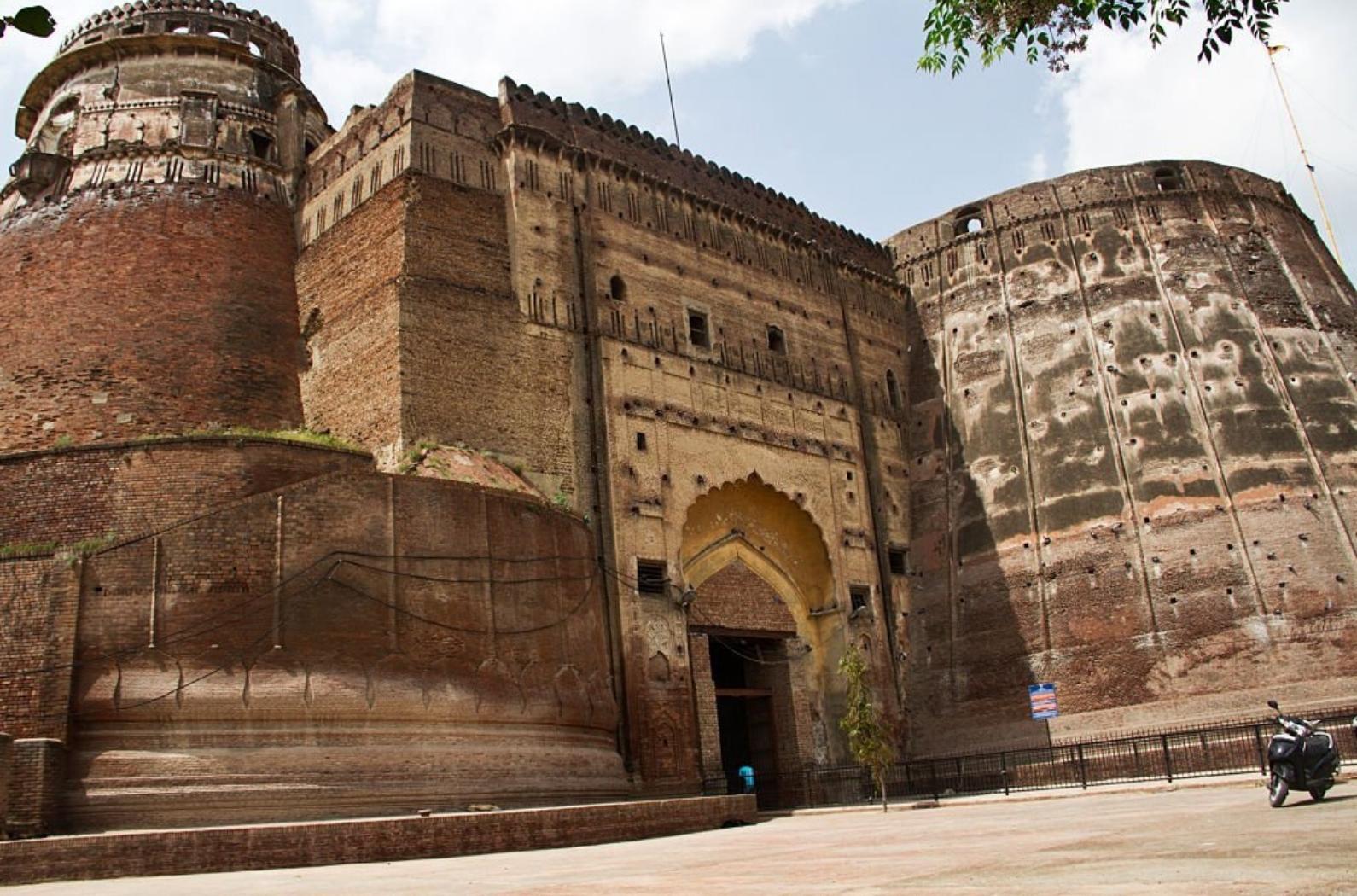 Qila Mubarak, is a historical monument in the heart of the city of Bathinda in Punjab, India. It has been in existence from 90-110 AD in its current place.