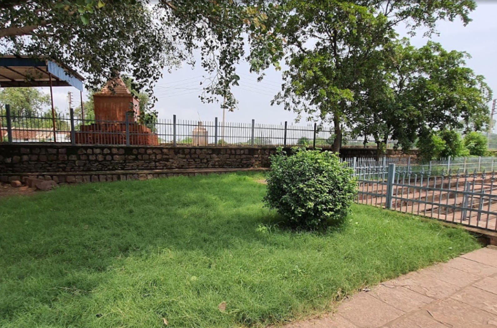 The mandapa columns are embellished with pictures of Bhairava, Vishnu, Mahishasur Mardini (a shape of Devi Durga who slaughtered the evil presence Mahishasura), shiva, artists, artists, and Kirtimukha plans.