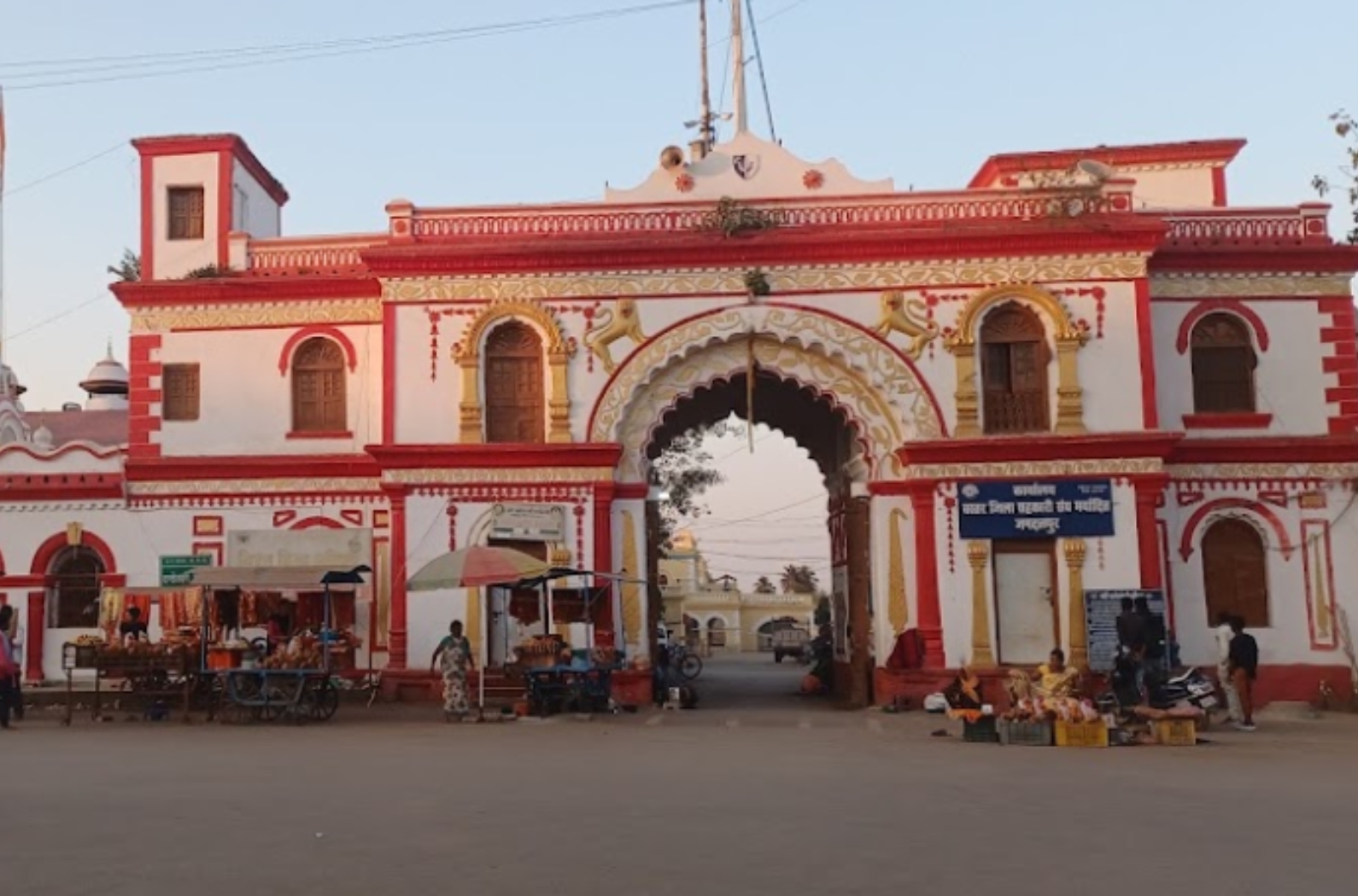 The historical background of the palace can be understood by looking at the inside and outside of the Bastar Palace.