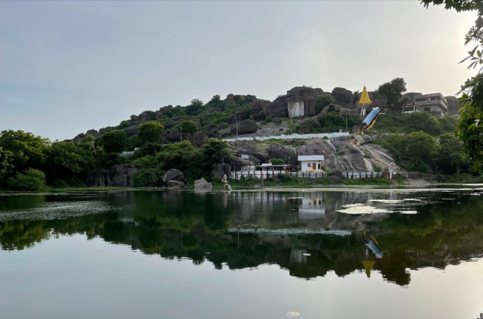 Dedicated to Goddess Padmavati, located on a hilltop in the heart of the town of Hanamakonda, Padmakshi Gutta, or Kadalalaya based consists of a Jain temple, which was initially constructed during Kakatiya reign.