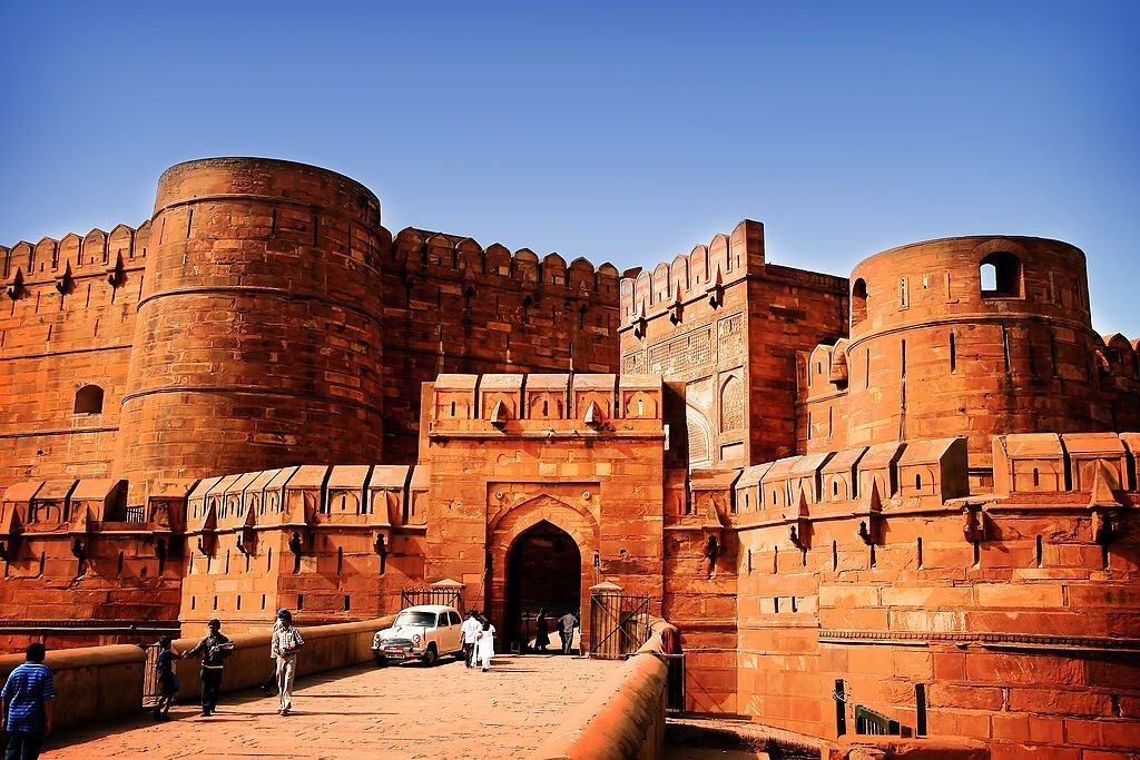 People visiting red fort - guides for India travel