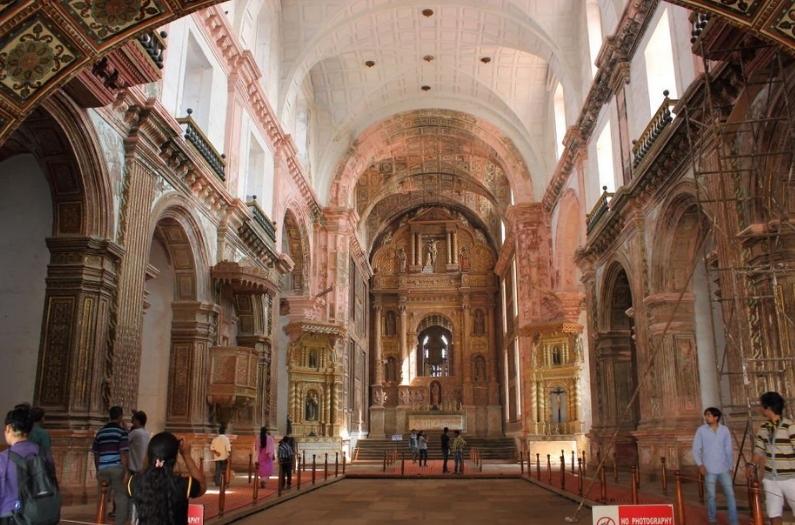 Tourists admiring interior of Se cathedral church.