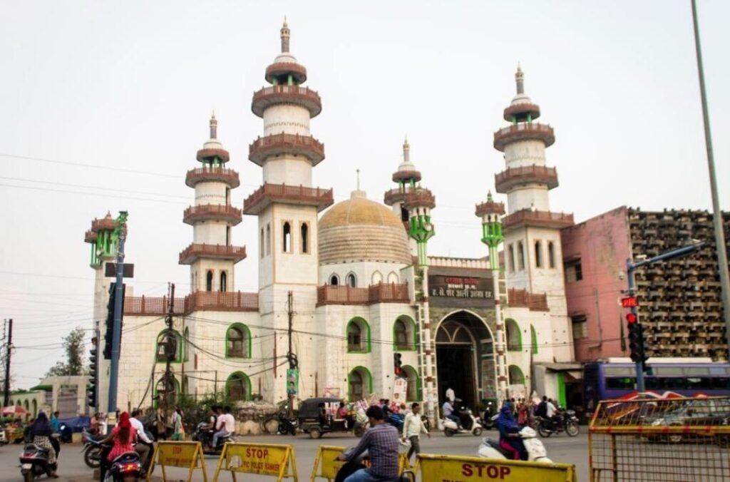 Traffic Crossing at Dargah Sharif near Gol Bazar in Raipur.
