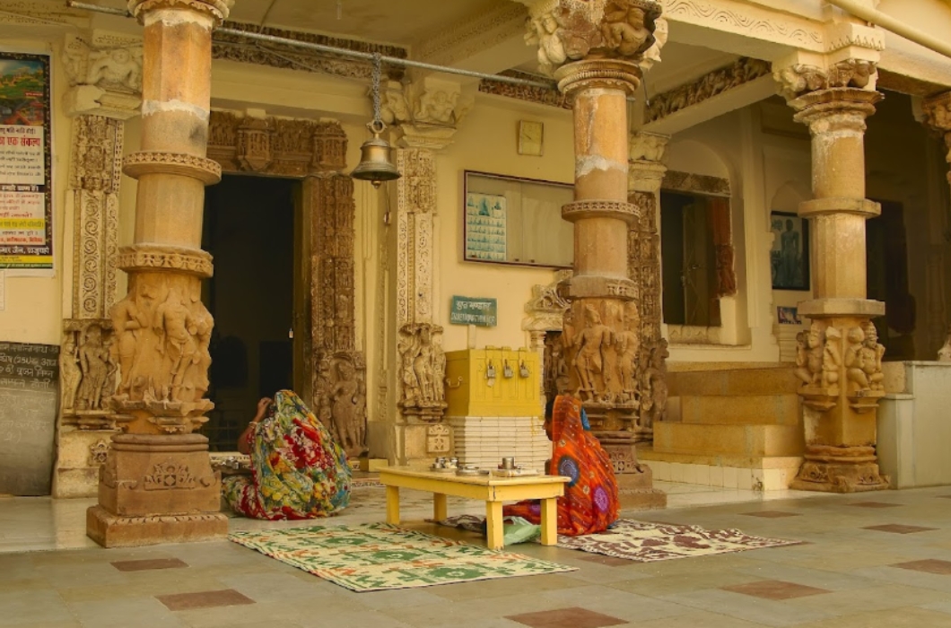 Its exterior walls feature Vaishnavaite themes yet the temple’s Jain affiliation