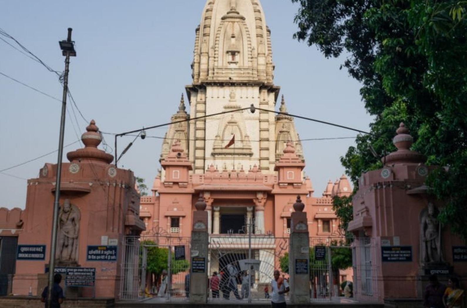 Main entrance to the Shri Vishwanath Mandir temple, inside the campus of the Benares Hindu University. With an impressive tall tower. Varanasi, India