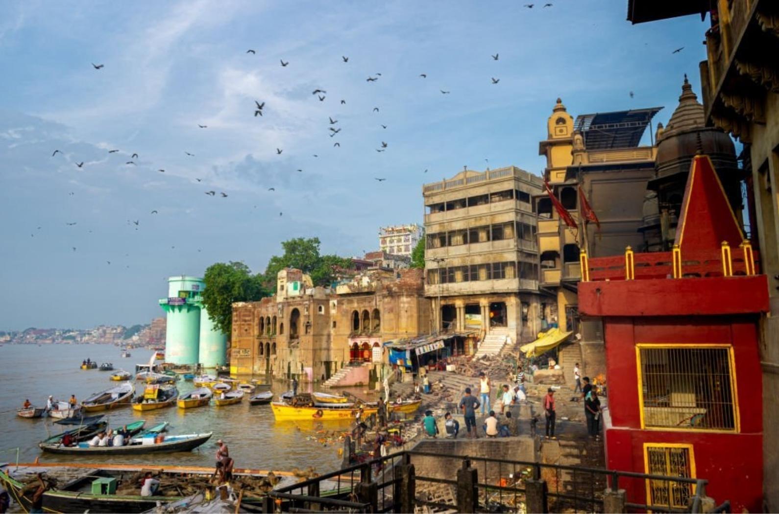 The famous Manikarnika Ghat of Banaras is famous all over the world, according to Hindu tradition, after death, they come here and perform their last rites, so that the deceased gets salvation!a