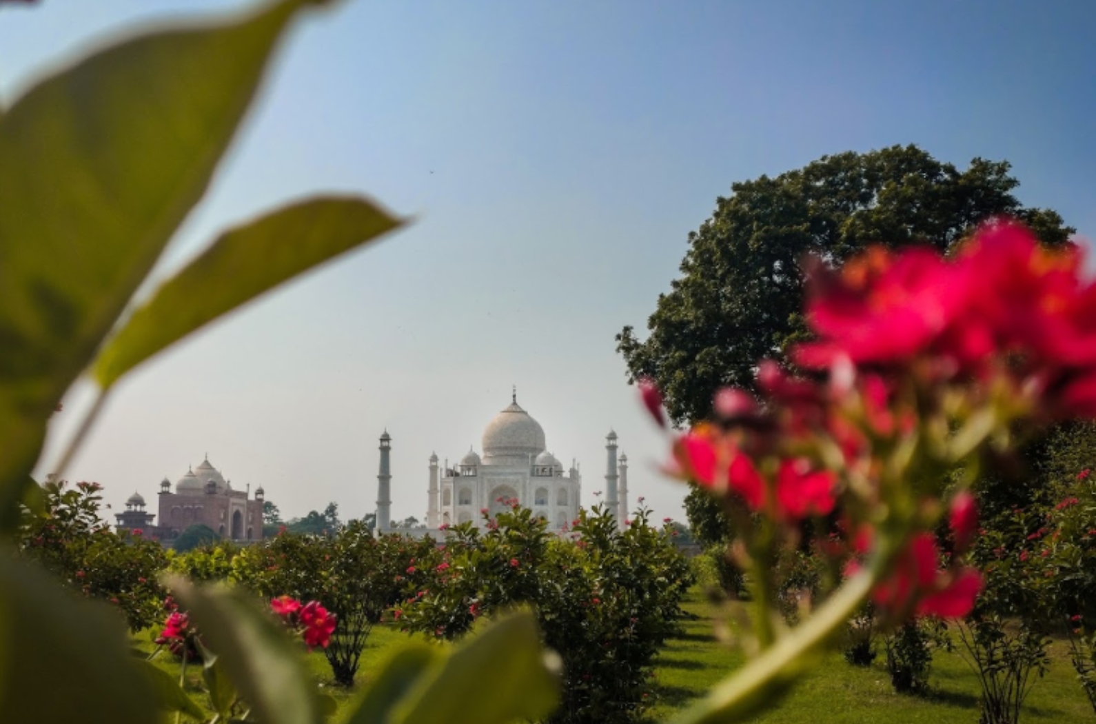 The garden complex is square in shape and it is about 300 by 300 meters and is perfectly aligned with the Taj Mahal on the opposite bank.