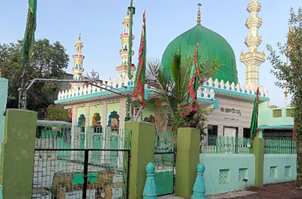 Dargah Char Qutab is located in Hansi district, Haryana. It is dedicated to the four Sufi saints. The word ‘ Qutab’ means a religious person who is ideal for the people to follow.