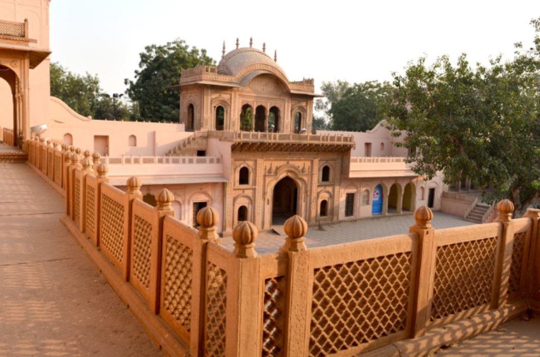 This beautiful palace is located at Ballabhgarh in the Faridabad district of Haryana. around 1739 AD, This fort was built by the forefathers of Raja Nahar Singh.