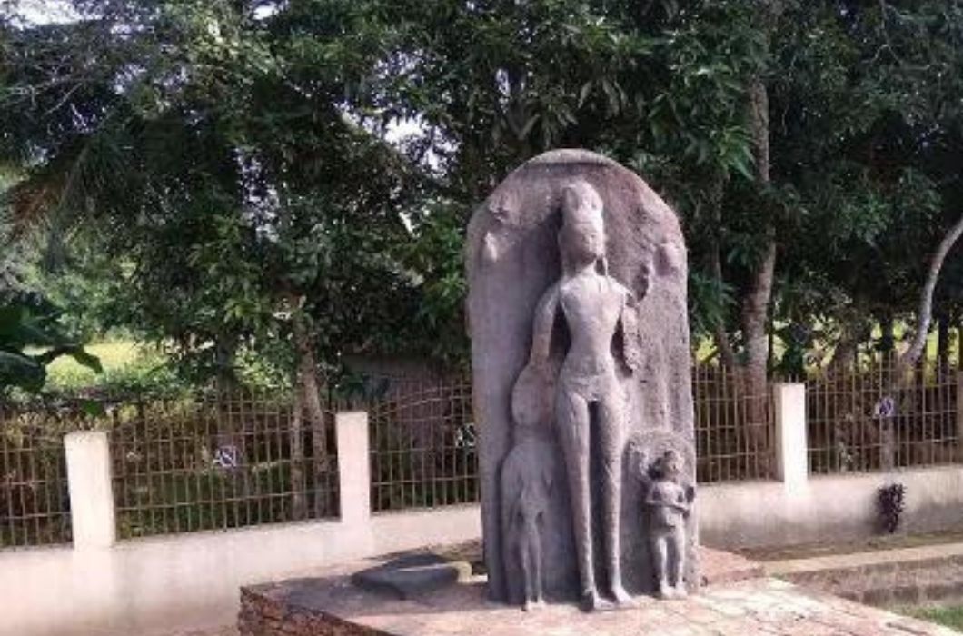 Statue of Ushnisha in Pilak