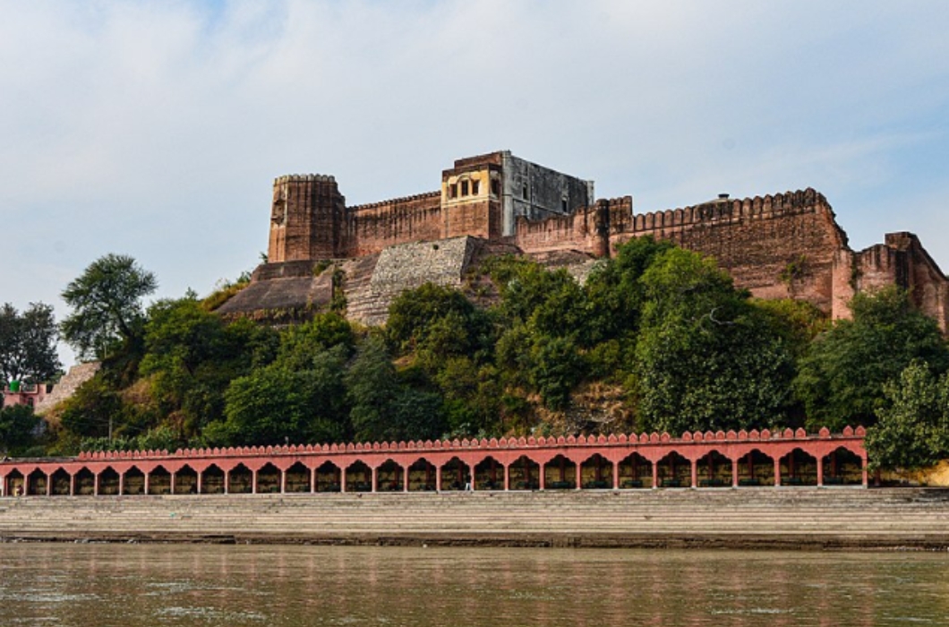 Beautiful view of Akhnoor Fort.