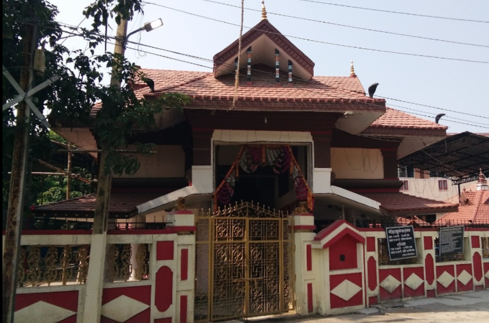 The location of the temple is 40 feet above the plateau. The house has a copper-plated roof and four gold finishes, a flagpole, and two pavilions.