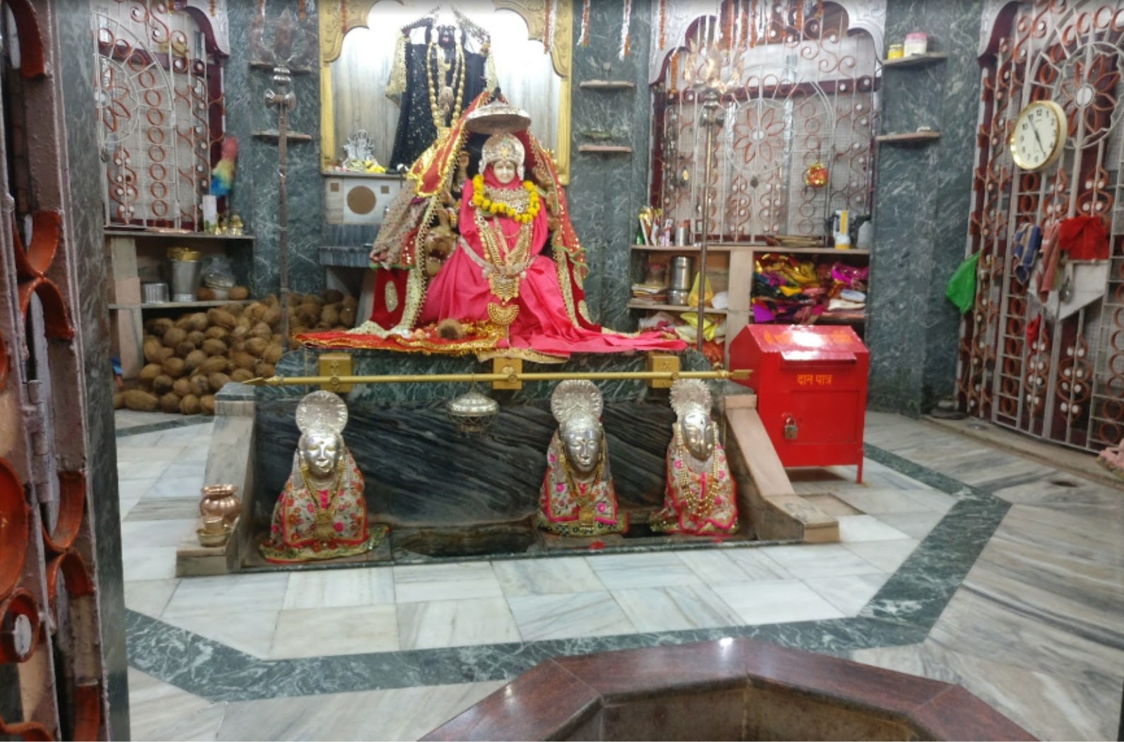 This ancient temple is known to get rid of evil spirits. Chandi pooja is the popular ritual of this temple. Many devotees come to perform Chandi pooja.