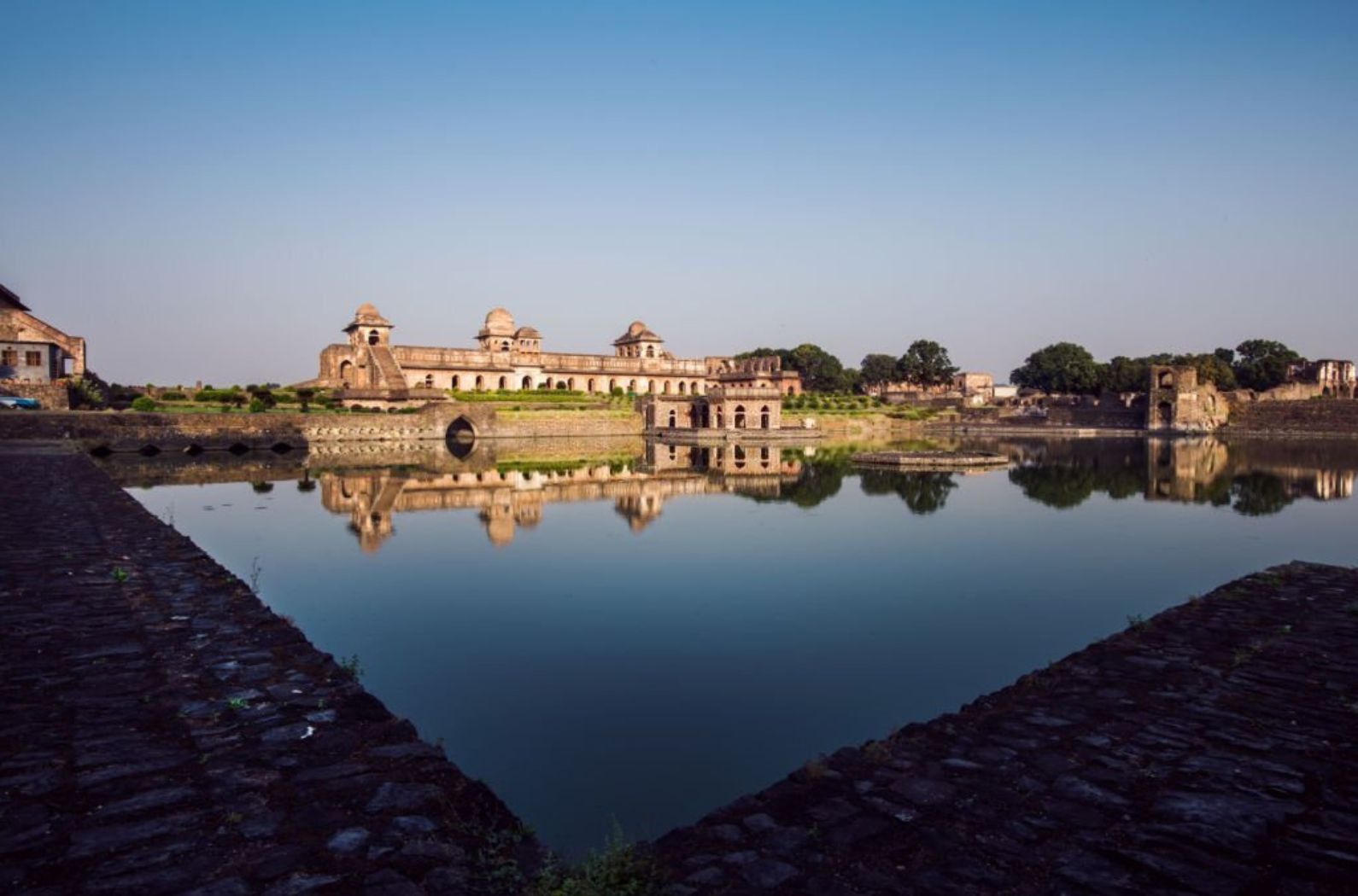 Historical Places In Jahaz Mahal 