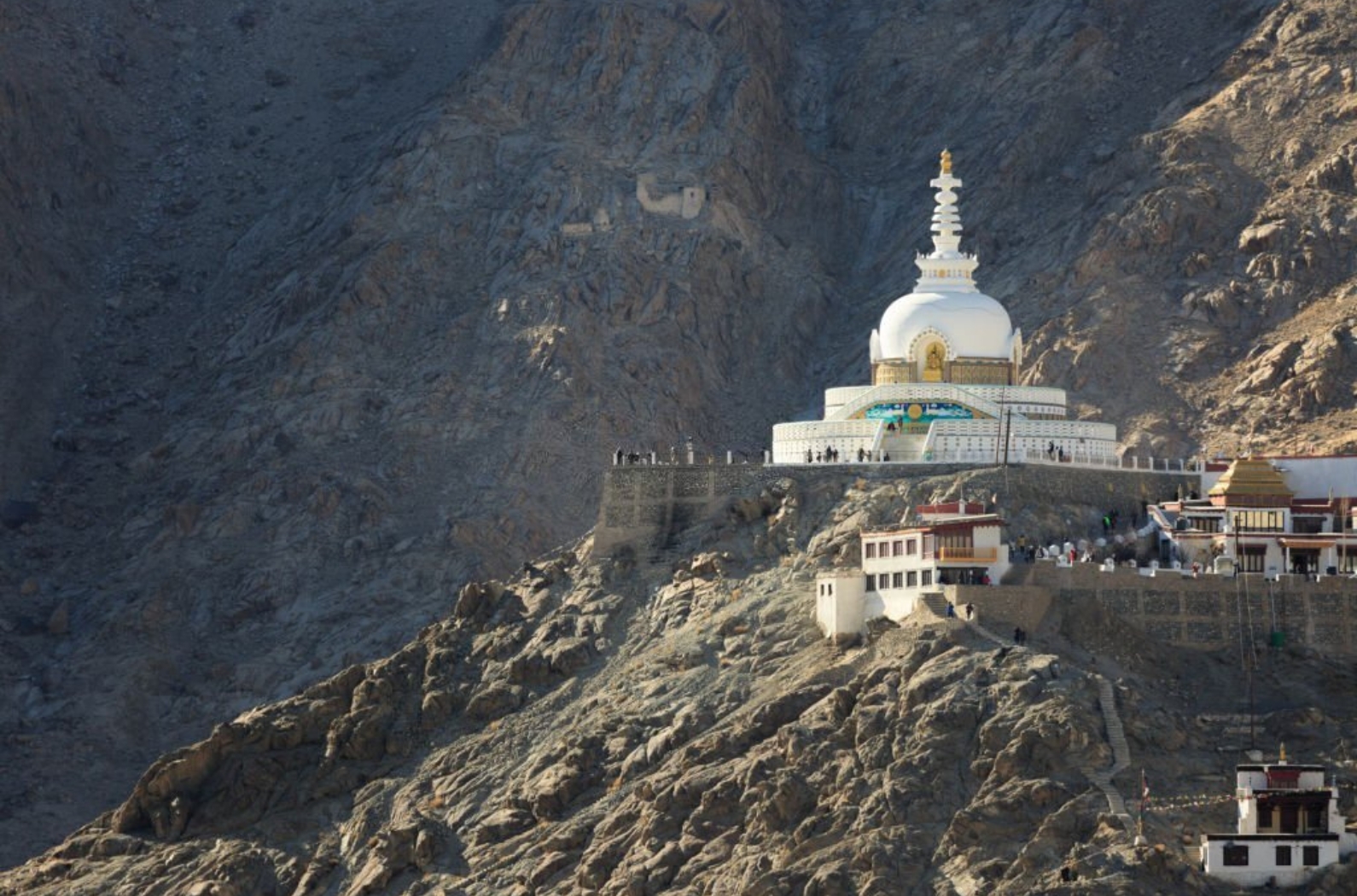 beautiful pic of the back mountain of shanti stupa 