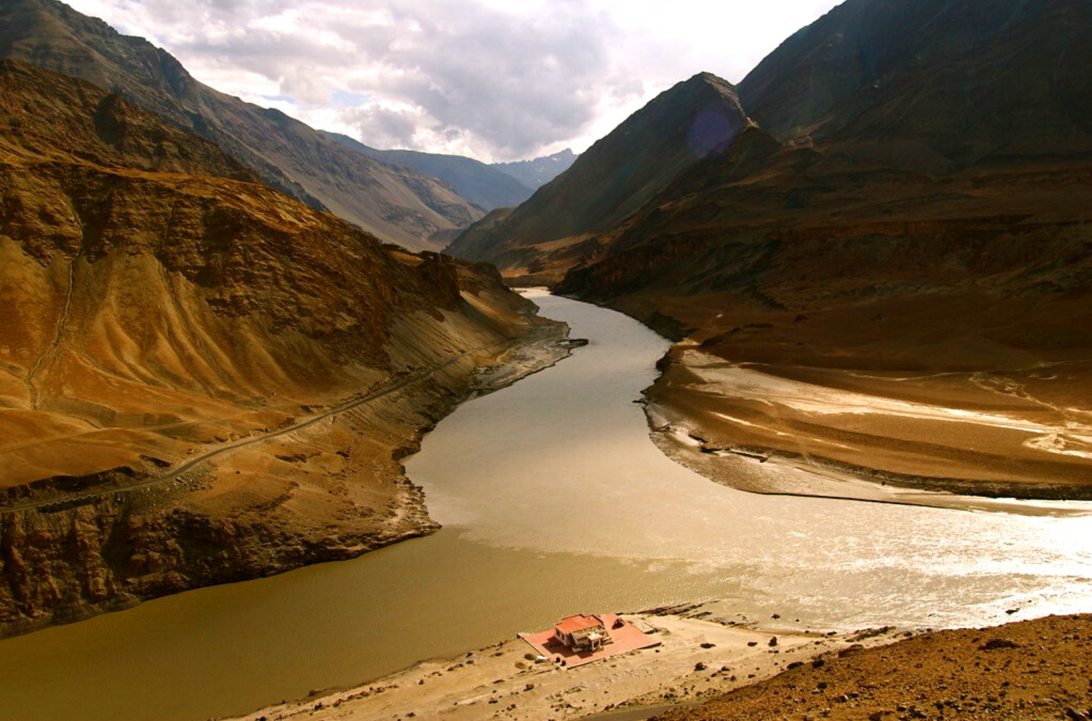 beautiful pic of Confluence of Indus and Zanskar