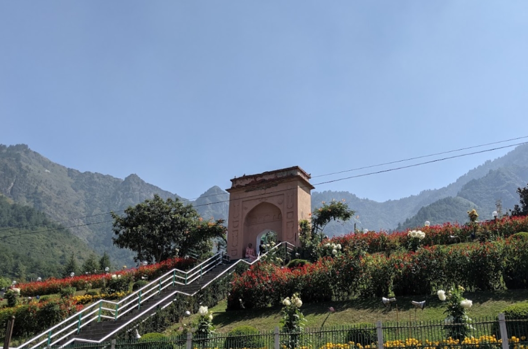 One of the many gardens in Kashmir, the Chashme Shahi is certainly one of the most spectacular visual treats. This place is located on the banks of the lovely Dal Lake and is hence a very picturesque area perfect for spending an afternoon.