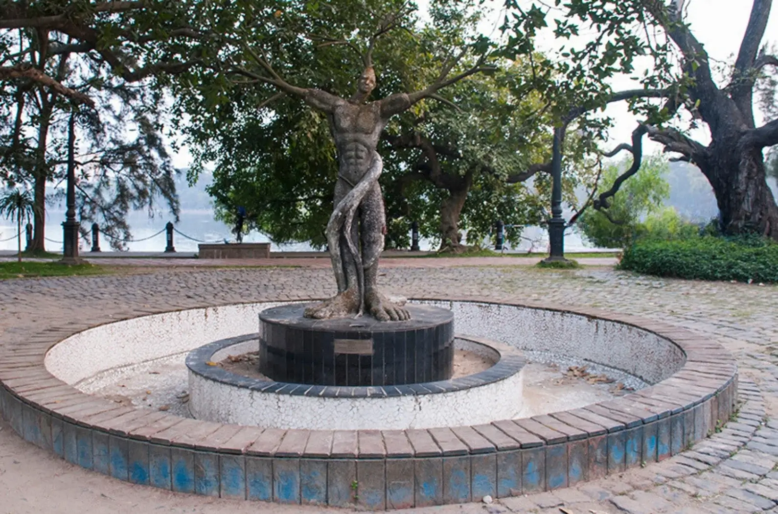 Rabindra Sarovar tree sculpture