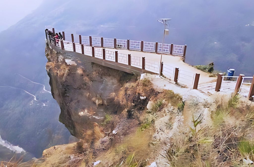 Chuchay Dhunga Titanic View Point