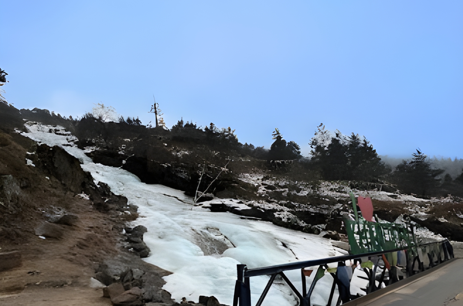 Khanda Falls snow views