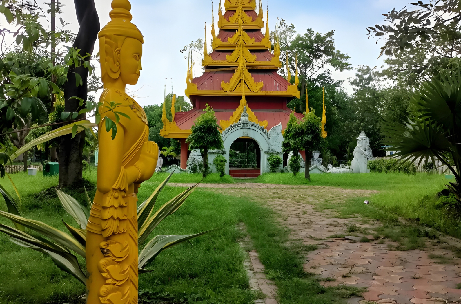 BUDDHIST PAGODA EDEN GARDENS