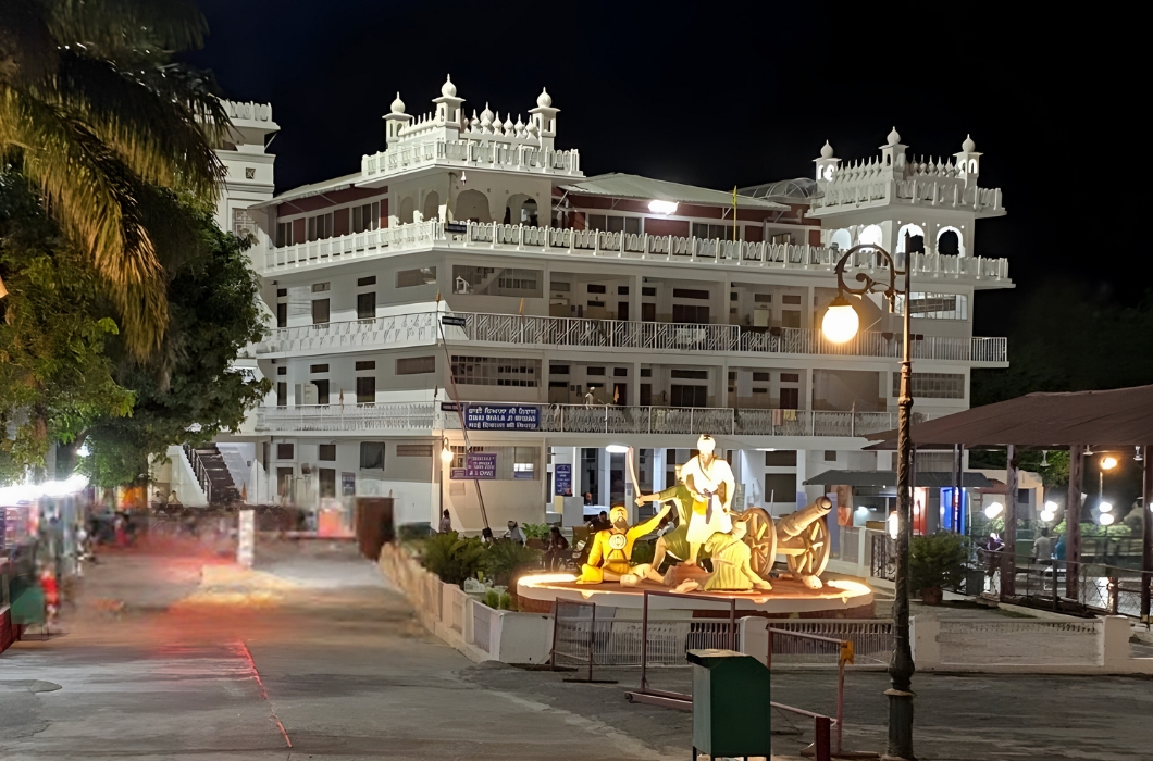 This beautiful white building is the main attraction of Gurdwara Sri Hemkund Sahib