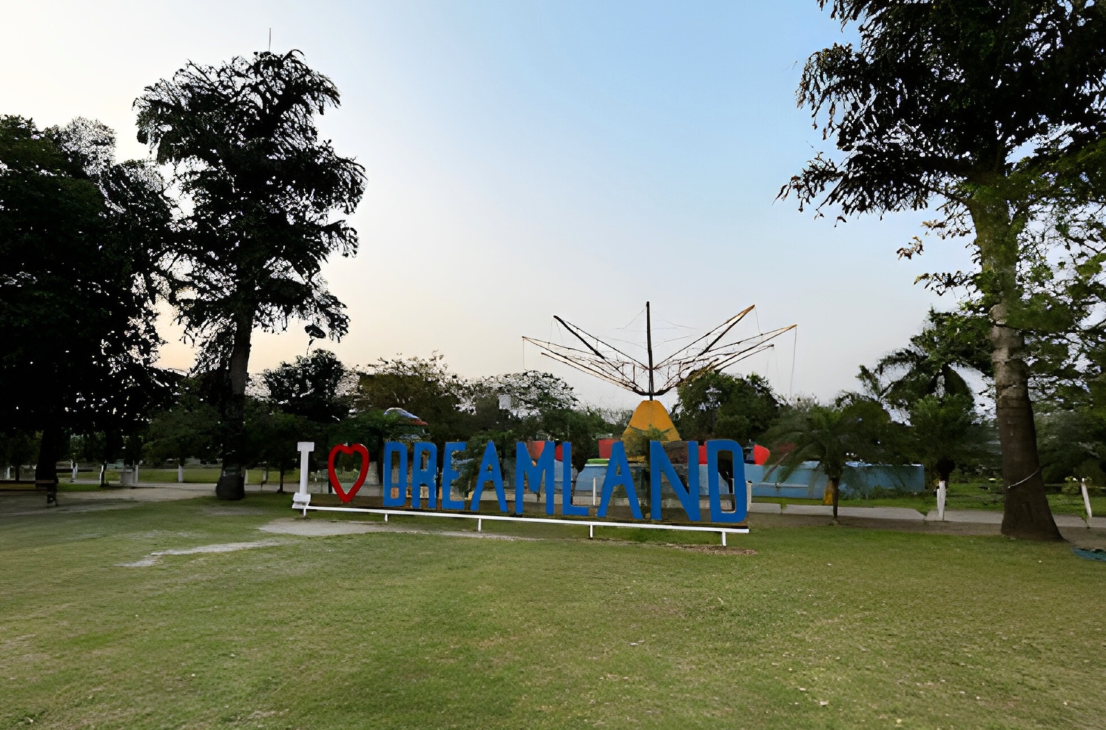 Dreamland Amusement Park's attraction 