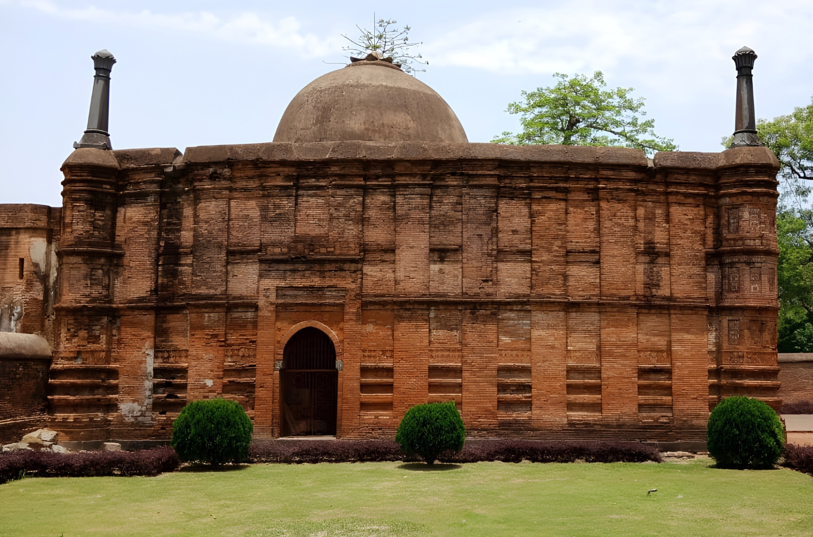 Dakhil Darwaza's Architectural Attraction
