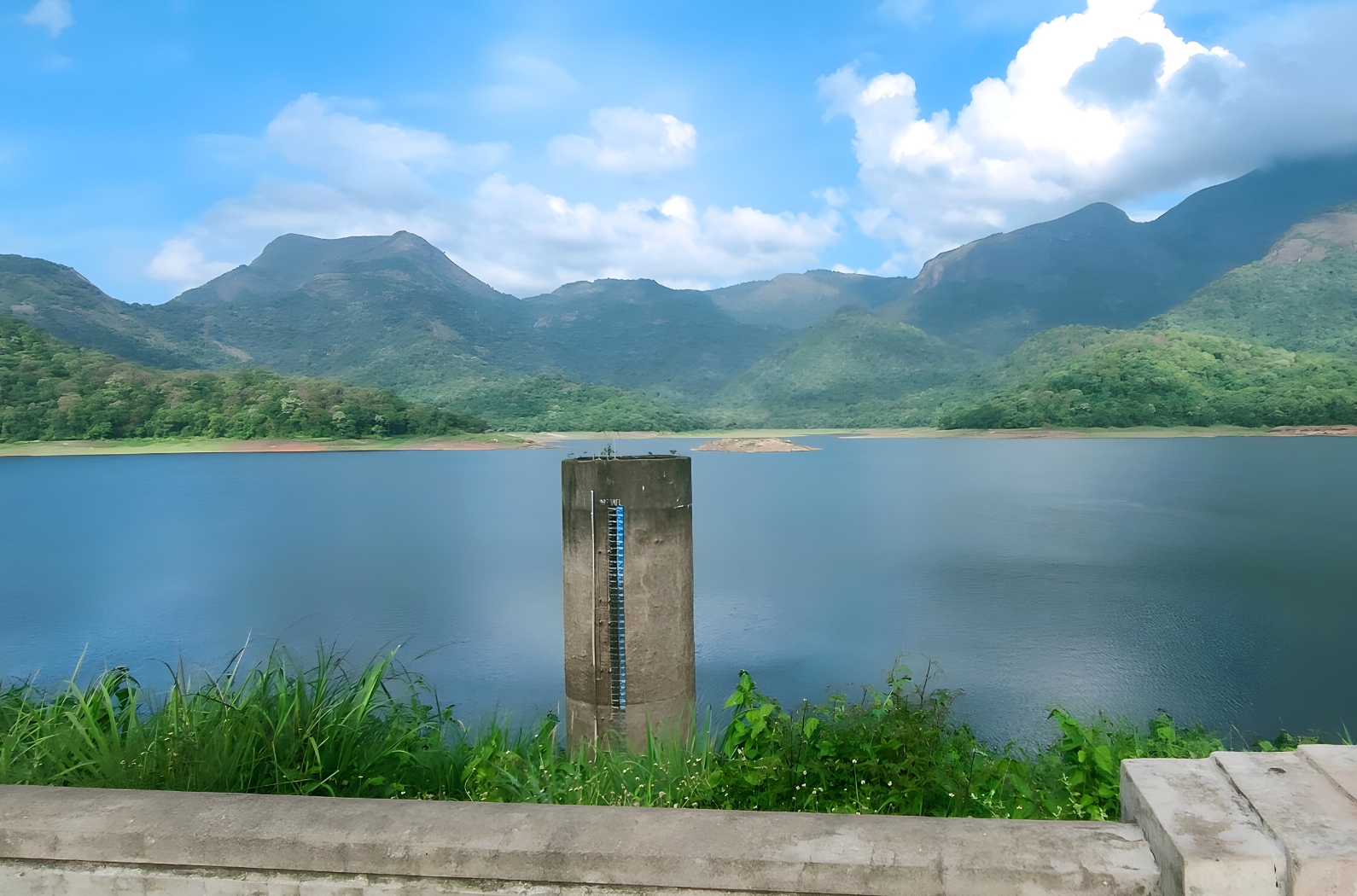 stunning view of 'Nelliyampathy Hills' from the top of Pothundy Dam View Point