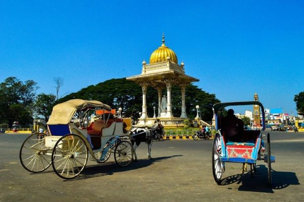 Horse cart waiting for tourist in Mysore.